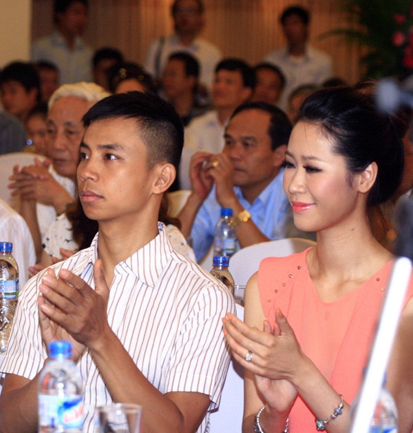 Bên cạnh các vị tướng lĩnh, trong buổi lễ sinh nhật Báo điện tử Giáo dục Việt Nam còn có sự tham gia của đại diện giới văn nghệ sĩ: Kiện tướng Dance Sport Chí Anh, Hoa hậu thân thiện Dương Thùy Linh